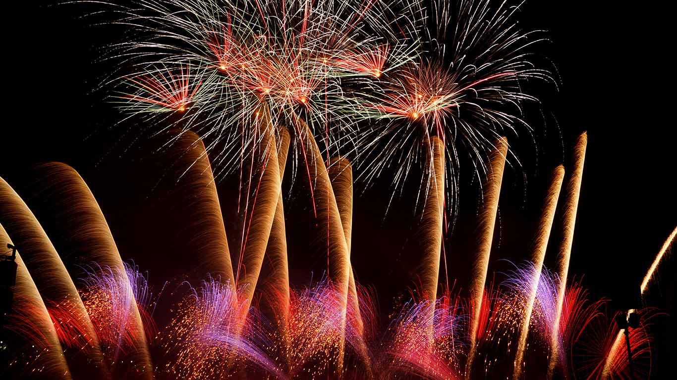 Fireworks show, Québec City, Canada (© McPhoto/Burch/Alamy Stock Photo)(Bing New Zealand)