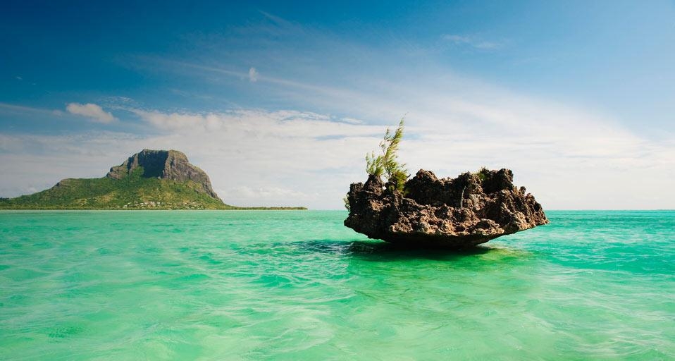 Le Morne Brabant depuis l’île aux Bénitiers, République de Maurice (© Ocean/Corbis) &copy; (Bing France)