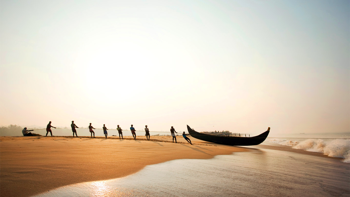 ｢プーバー・ビーチの漁師たち｣インド, ケーララ州 (© Cultura RM Exclusive/Philip Lee Harvey/Getty Images)(Bing Japan)