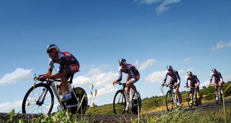 Belgian cycling team leader Cadel Evans of Australia rides with teammates in the 2009 Tour de France cycling race -- Patrick Hertzog/AFP/Getty Images &copy; (Bing Australia)