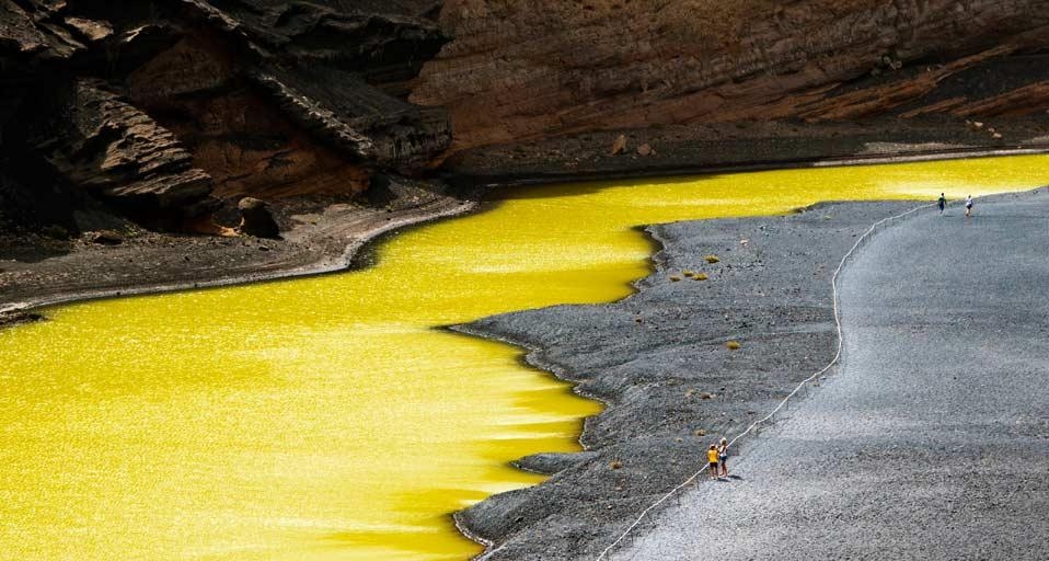 Charco de los Ciclos (also known as “Green Lagoon”) on Lanzarote, Canary Islands, Spain (© Marco Pavan/4Corners) &copy; (Bing Canada)