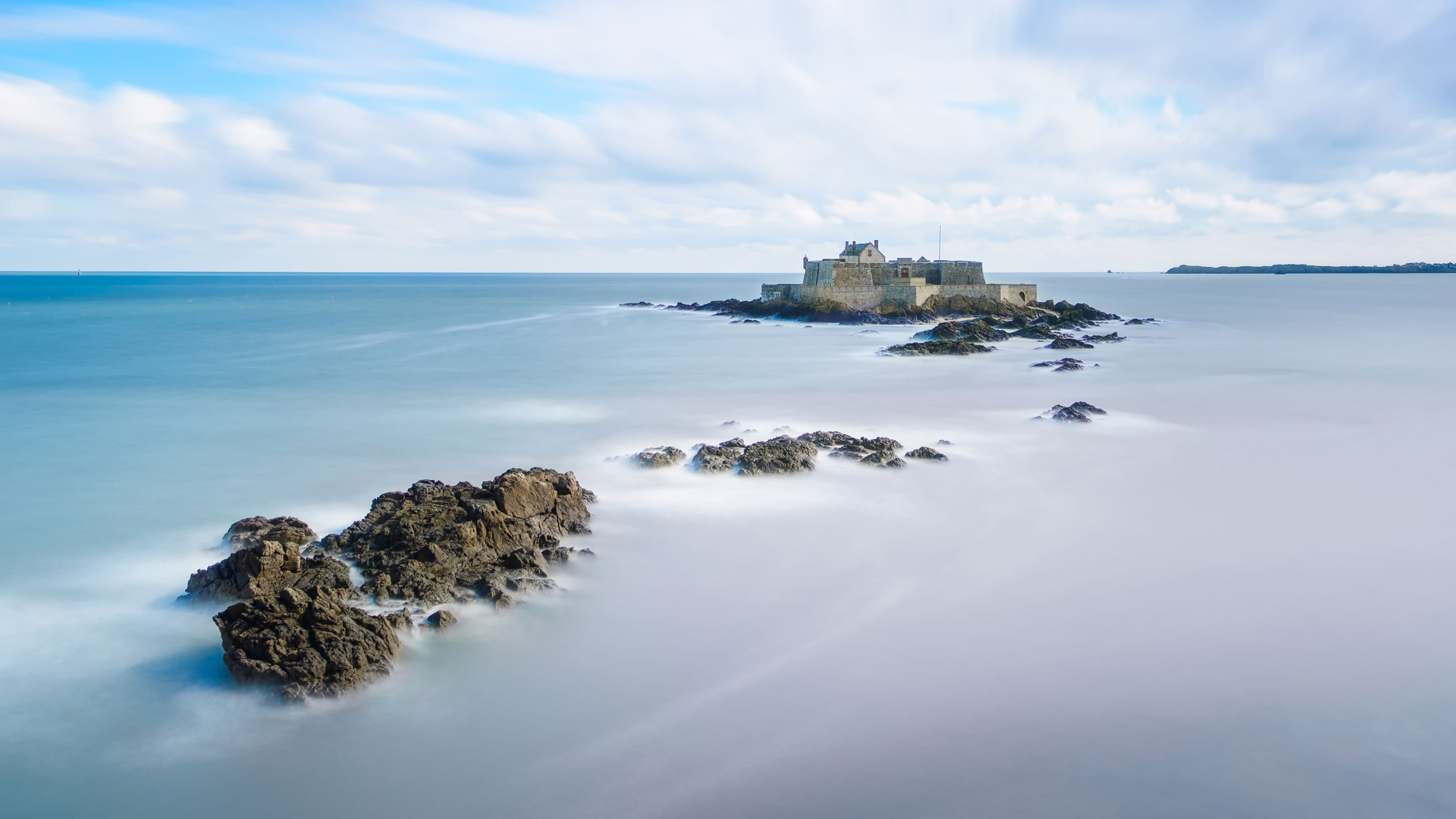 Le fort national de Saint-Malo à marée haute (© stevanzz/Adobe Photostock)(Bing France)