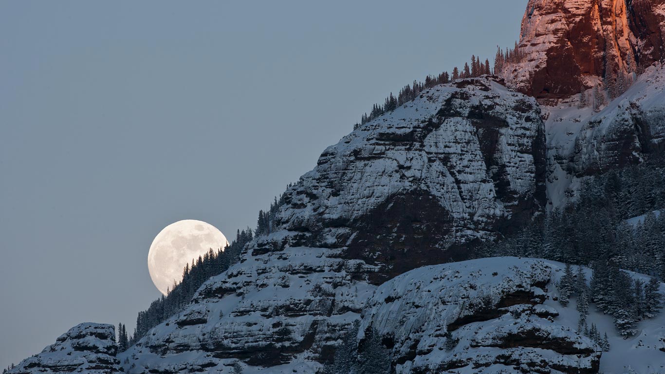 黄石国家公园里正在升起的月亮  (© Tom Murphy/Getty Images)(Bing China)