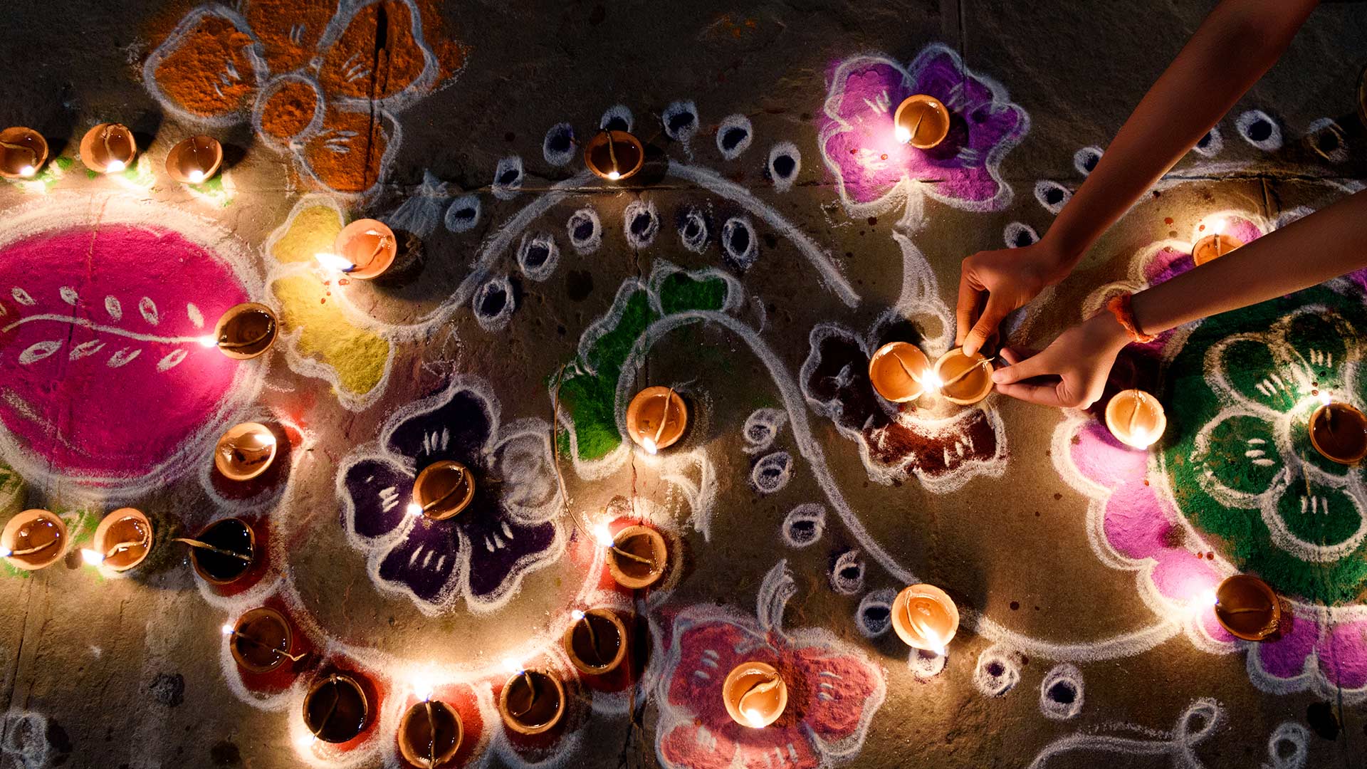 排灯节期间摆放在蓝果丽上的油灯 (© Subir Basak/Getty Images)(Bing China)