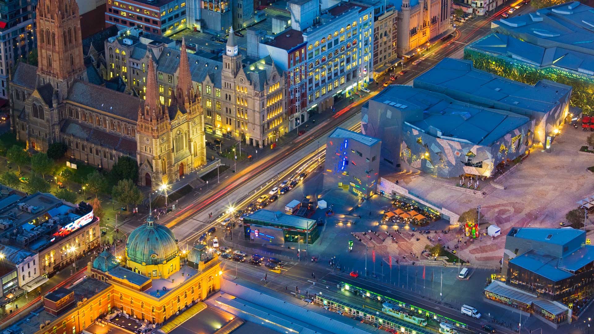 Federation Square, Flinders Street Station, trams and St-Paul