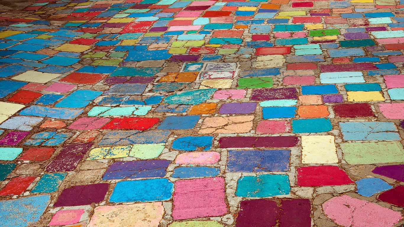 Multicolored cobblestones in the Spanish Village Art Center in Balboa Park, San Diego, California (© Marco Brinkman)(Bing Canada)