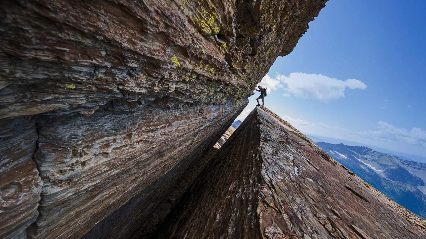一位登山爱好者正在征服Cabinet山峰，蒙大拿州 (© Steven Gnam/Tandem Stills + Motion)(Bing China)