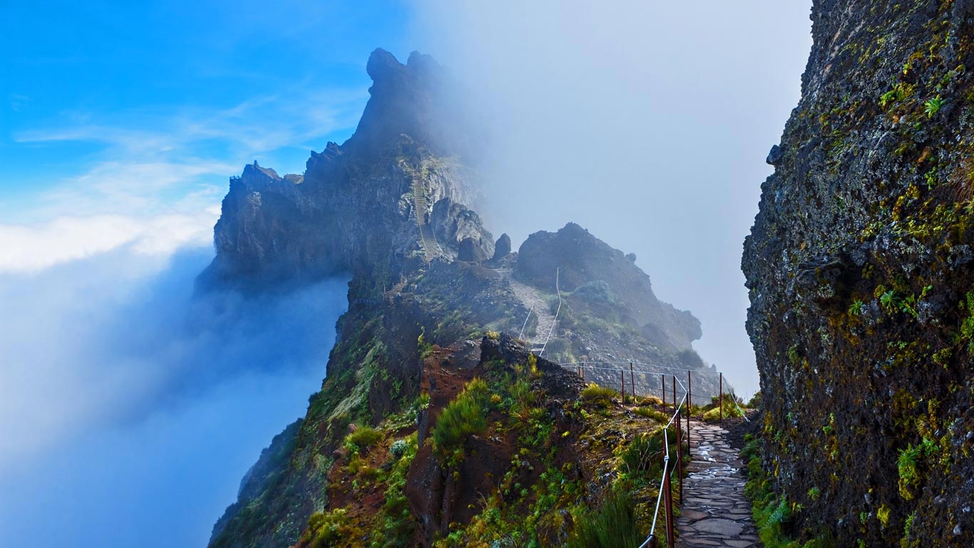 马德拉岛的山间小径，葡萄牙 (© Rusinka/Shutterstock)(Bing China)