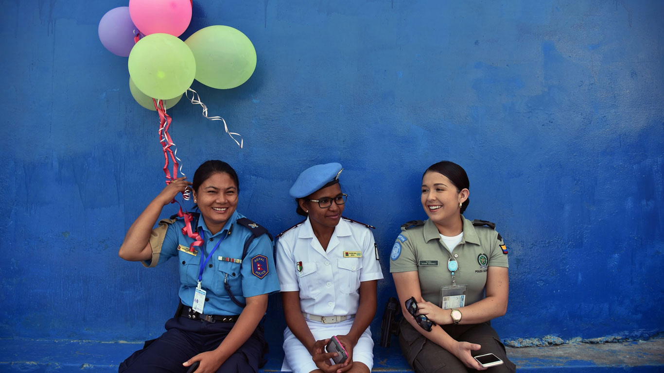 出席2016年国际妇女节庆祝仪式的联合国海地稳定特派团的女警察 (© Hector Retamal/AFP/Getty Images)(Bing China)