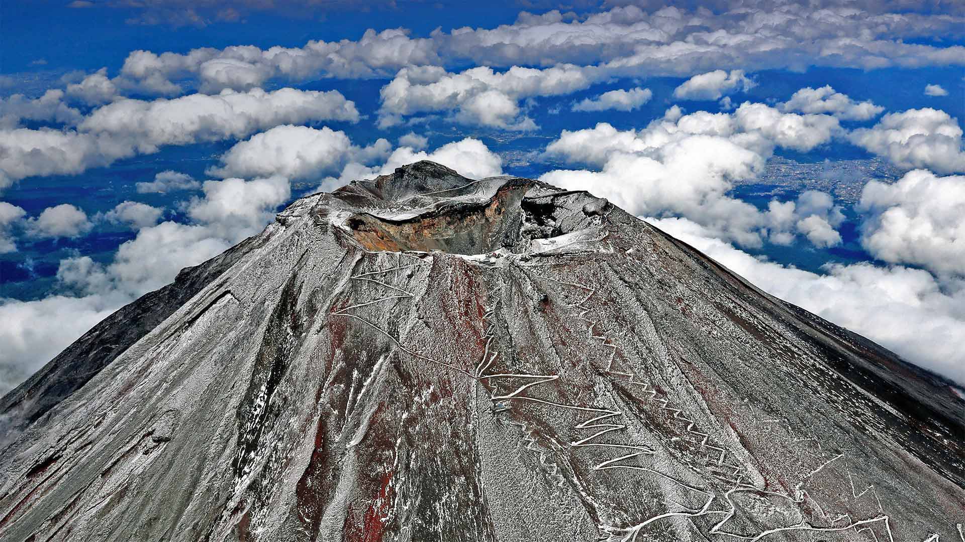 Mount Fuji in Japan (© The Asahi Shimbun/Getty Images)(Bing Canada)