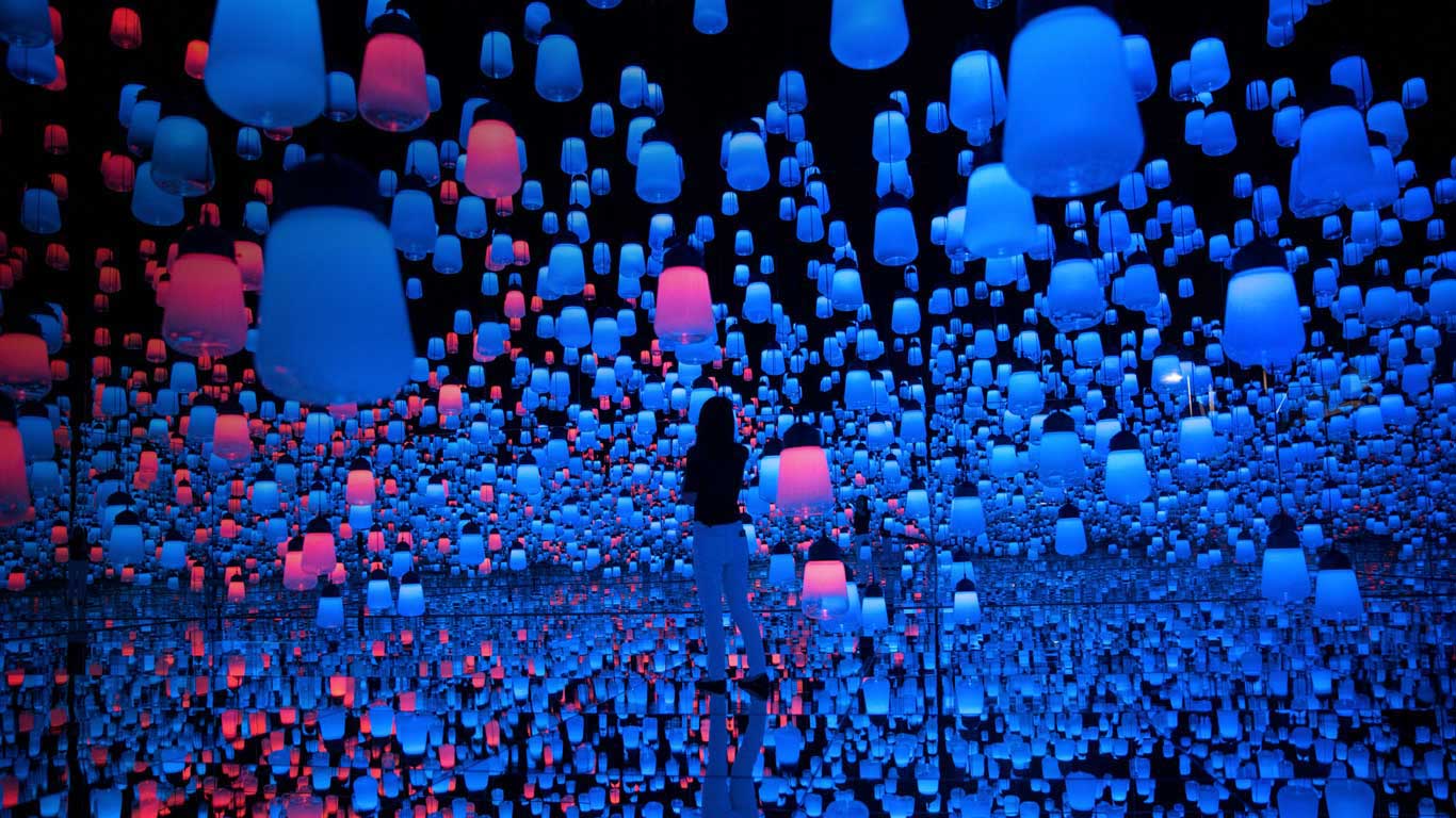 森大厦数字艺术博物馆内的吊灯，日本东京 (© Behrouz Mehri/Getty Images)(Bing China)