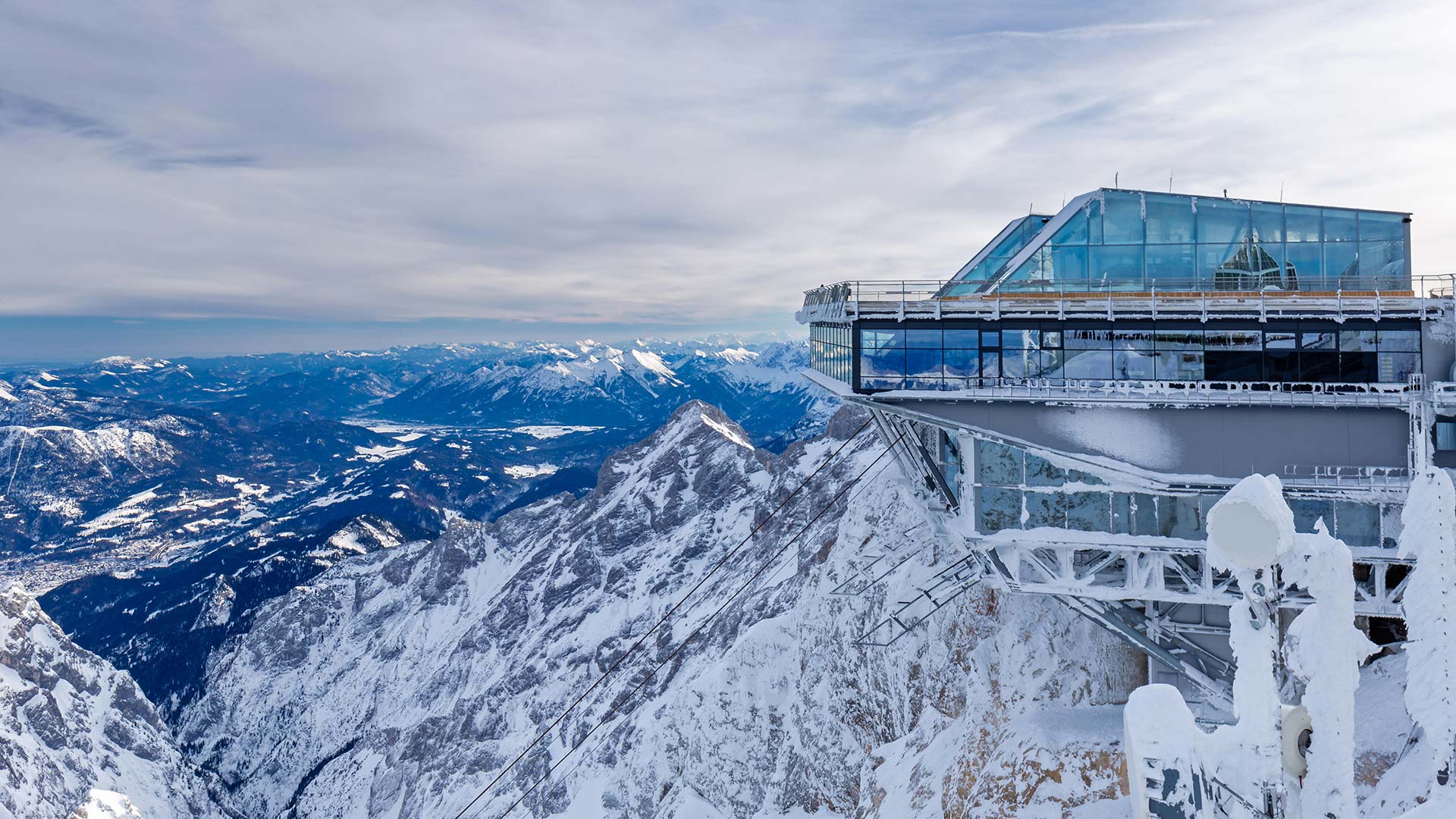 楚格峰山顶的缆车站，德国格赖瑙市 (© Robert Jank/Alamy)(Bing China)
