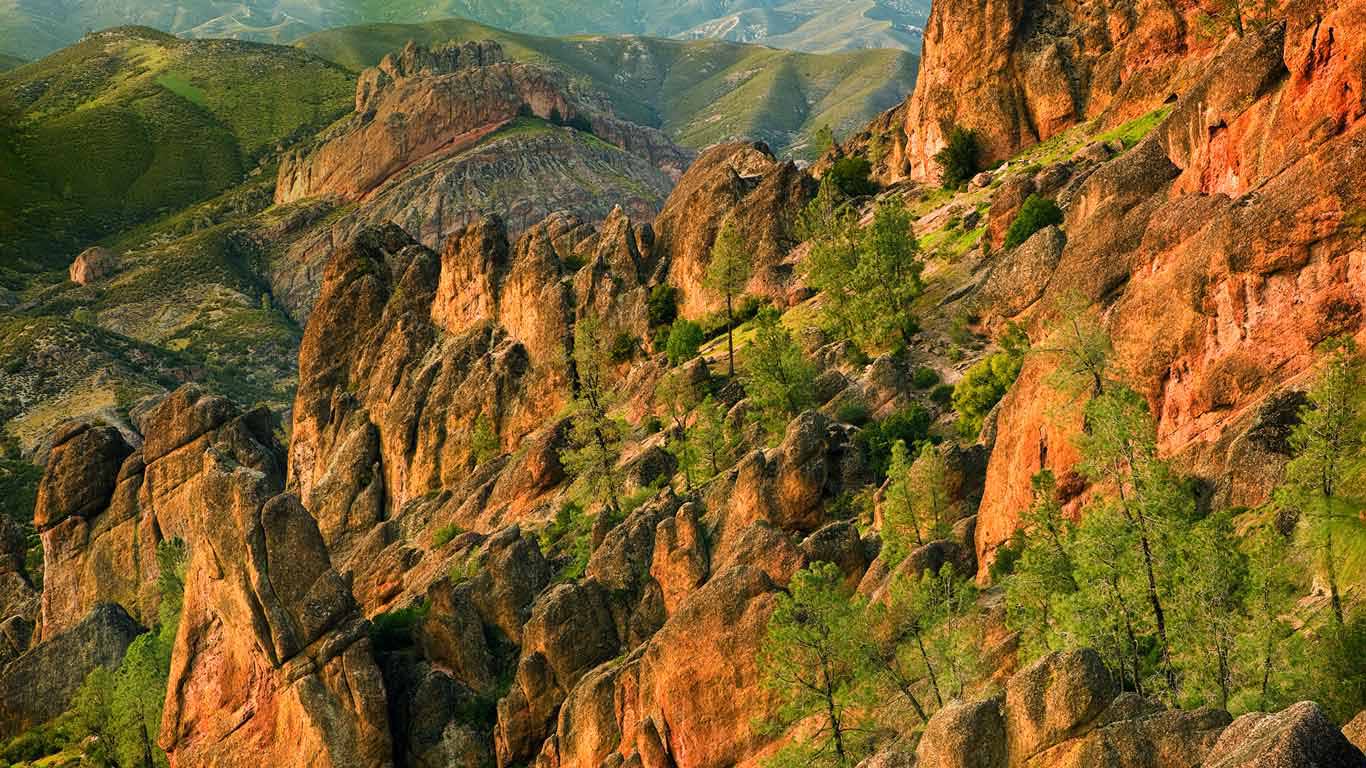 尖塔国家公园里的火山斜坡，美国加利福尼亚州 (© Don Smith/Getty Images)(Bing China)