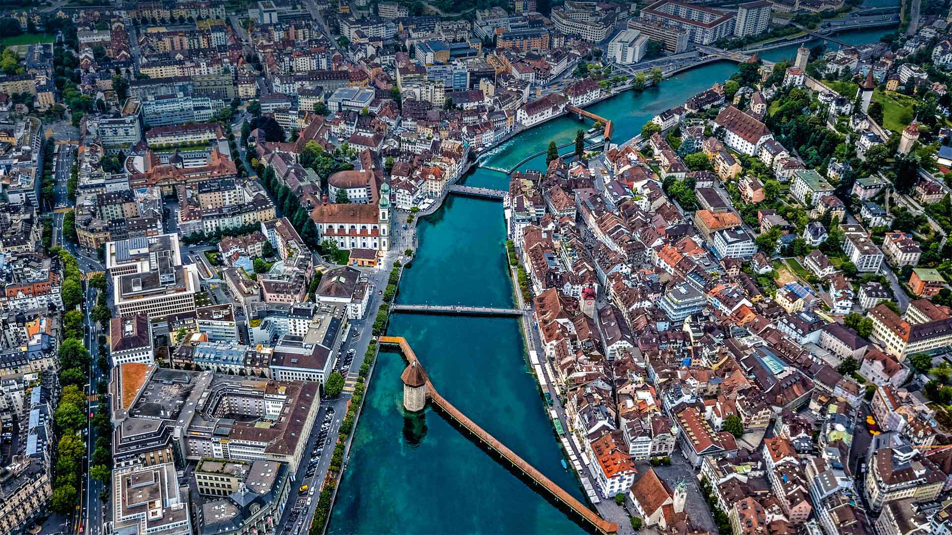 Aerial view of Chapel Bridge over the river Reuss in Lucerne, Switzerland (© Neleman Initiative/Gallery Stock)(Bing China)
