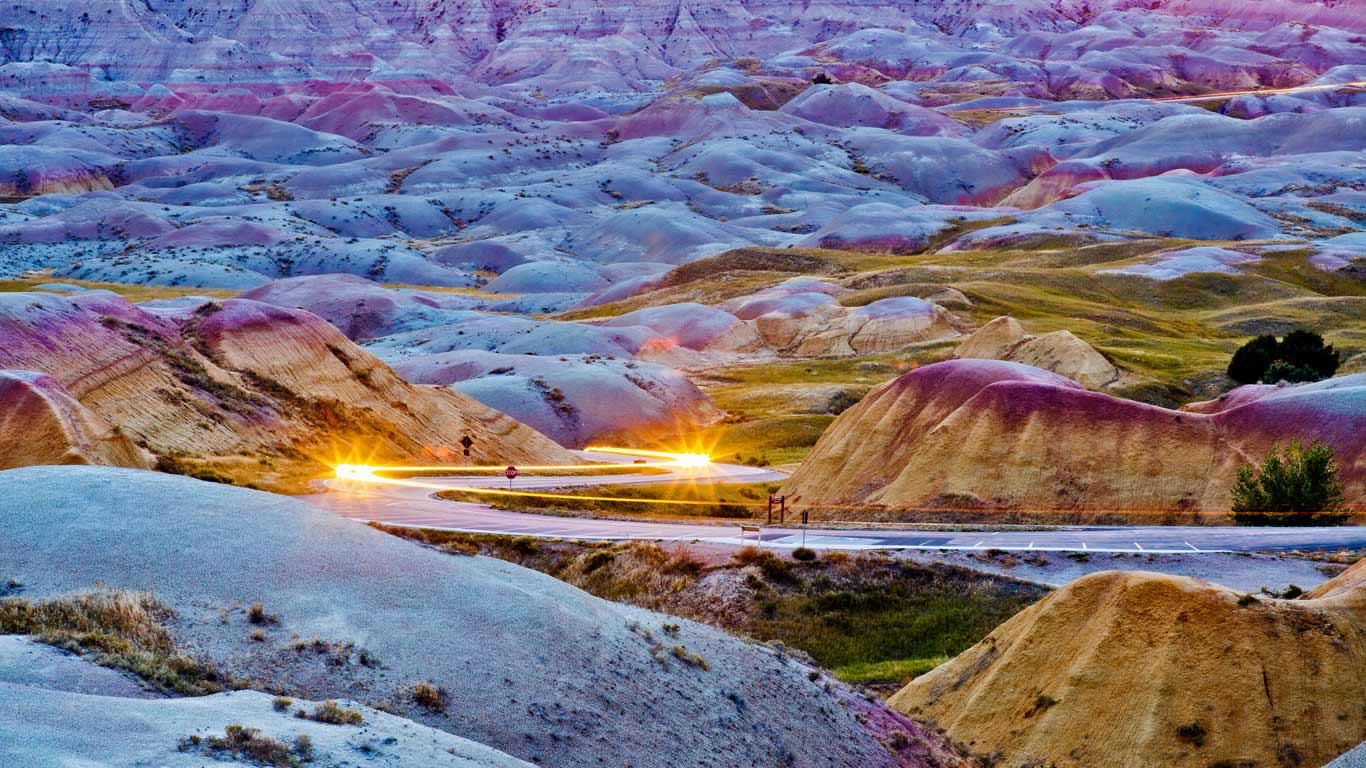疾驶穿梭在恶土国家公园的车灯光线，南达科他州 (© Adam Hester/Getty Images)(Bing China)