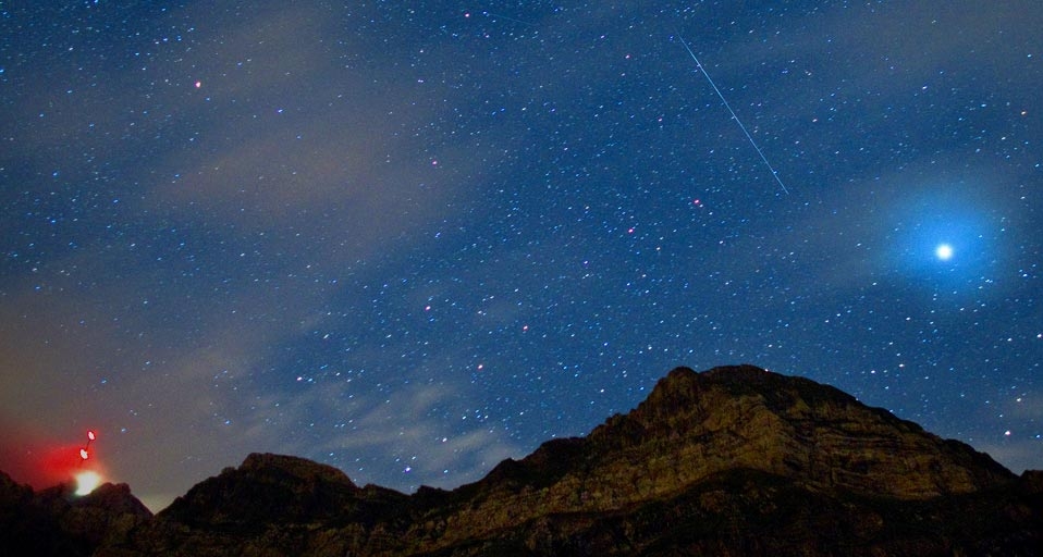 划过夜空的流星 -- Alessandro Della Bella/Corbis &copy; (Bing China)