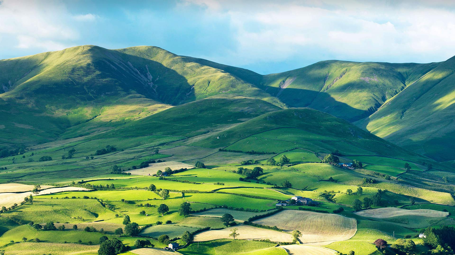 约克郡谷地国家公园里的山丘，英格兰 (© davidnmoorhouse/iStock/Getty Images Plus)(Bing China)