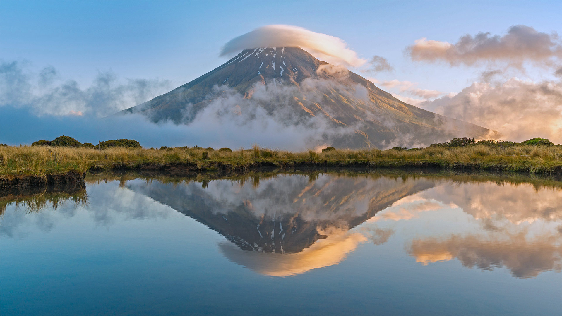 塔拉纳基山，新西兰艾格蒙特国家公园 (© Francesco Vaninetti/plainpicture)(Bing China)