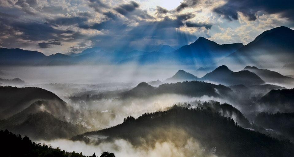 台湾南投县，阳光斜射入云雾缭绕的山谷 (© Artbeats/Baoying Multimedia Technologies Inc.) &copy; (Bing China)