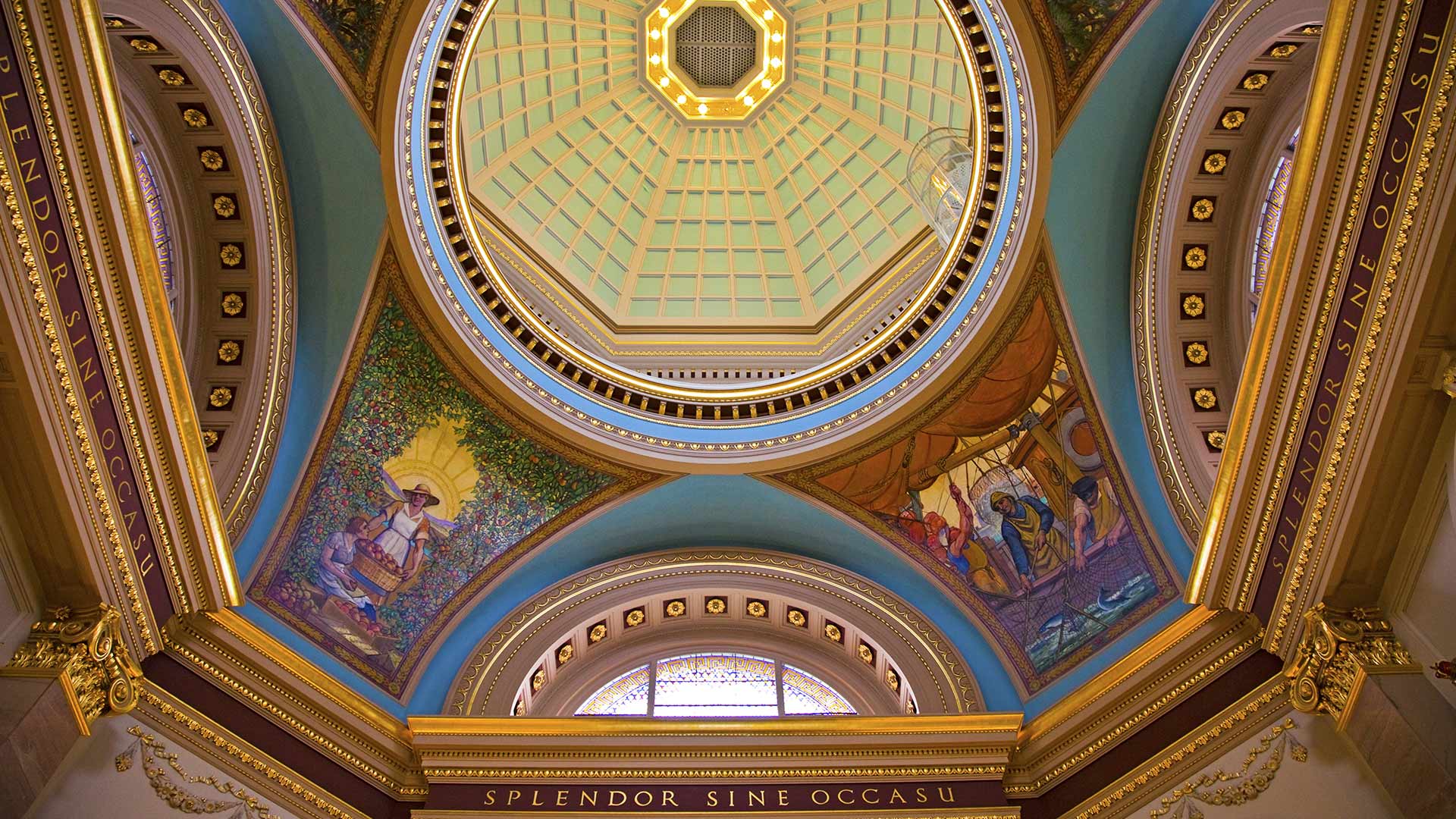 Decorative ceiling of the rotunda in the British Columbia legislative building, Victoria, B.C. (© Roy Langstaff/agefotostock)(Bing Canada)