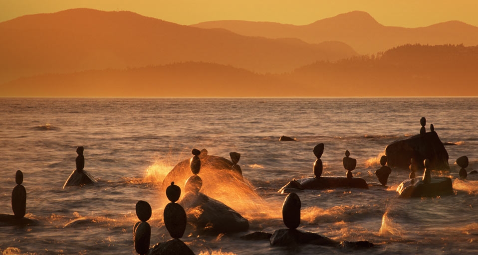 温哥华英吉利湾的平衡岩 -- Rudy Sulgan/Corbis &copy; (Bing China)