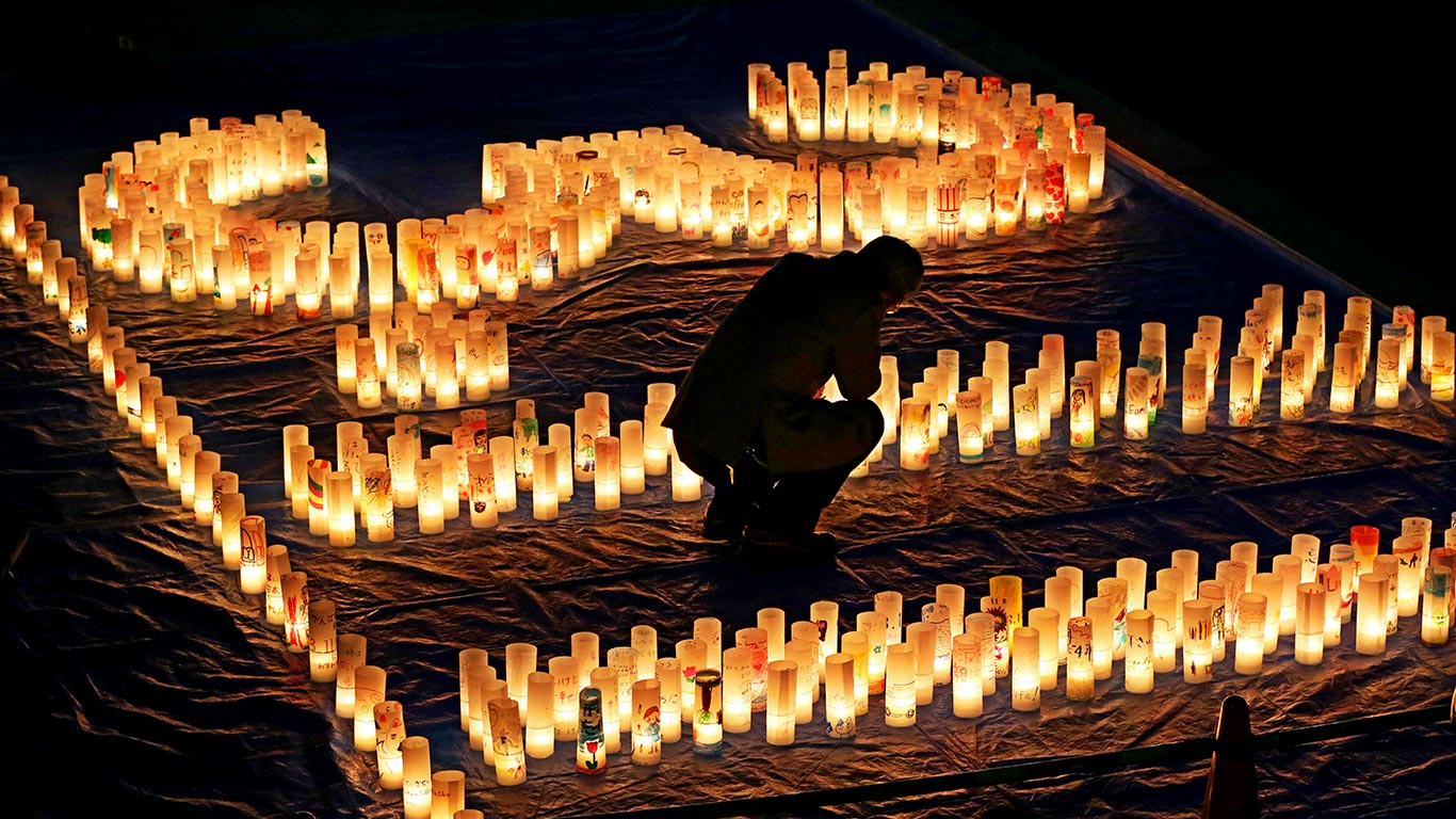 ｢東日本大震災追悼のキャンドル｣広島 (© The Asahi Shimbun/The Asahi Shimbun/Getty)(Bing Japan)