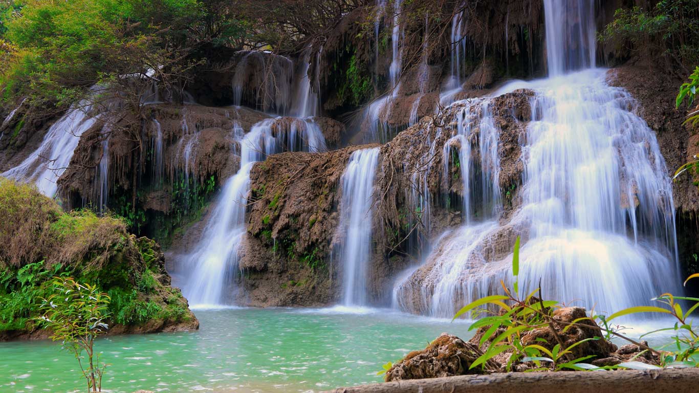 泰国野生动物保护区内的瀑布 (© Apisit Sriputtirut/Alamy)(Bing China)