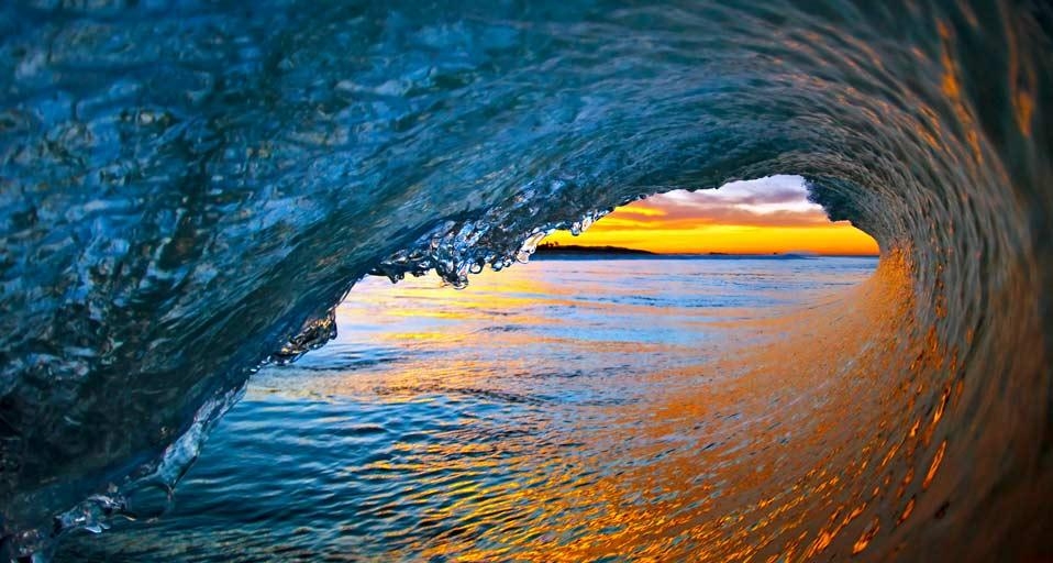 Ocean waves near Ventura, California (© David Pu’u/Corbis) &copy; (Bing United States)