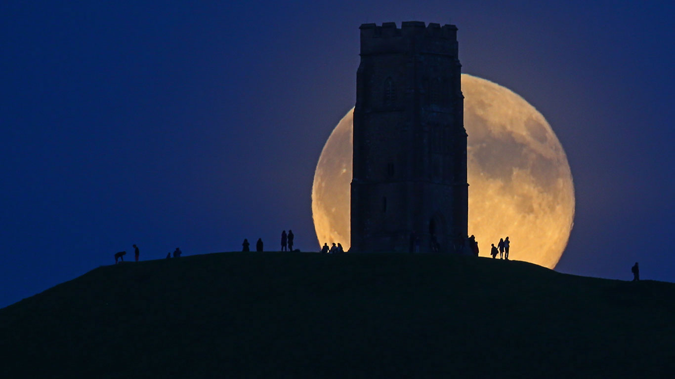 格拉斯顿伯里高冈上方升起的月亮，英国 (© Matt Cardy/Getty Images)(Bing China)
