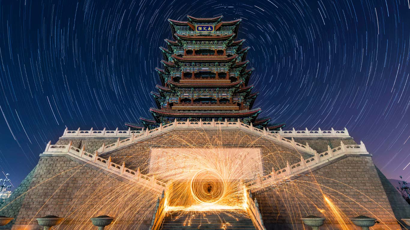 门头沟区永定楼的星夜，北京 (© Viewstock/Getty Images)(Bing China)