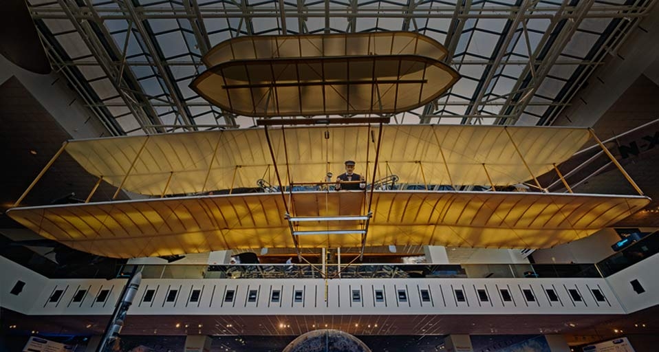 世界上第一架飞机，莱特兄弟发明的飞行器“飞行者一号” -- Smithsonian Institution/Corbis &copy; (Bing China)