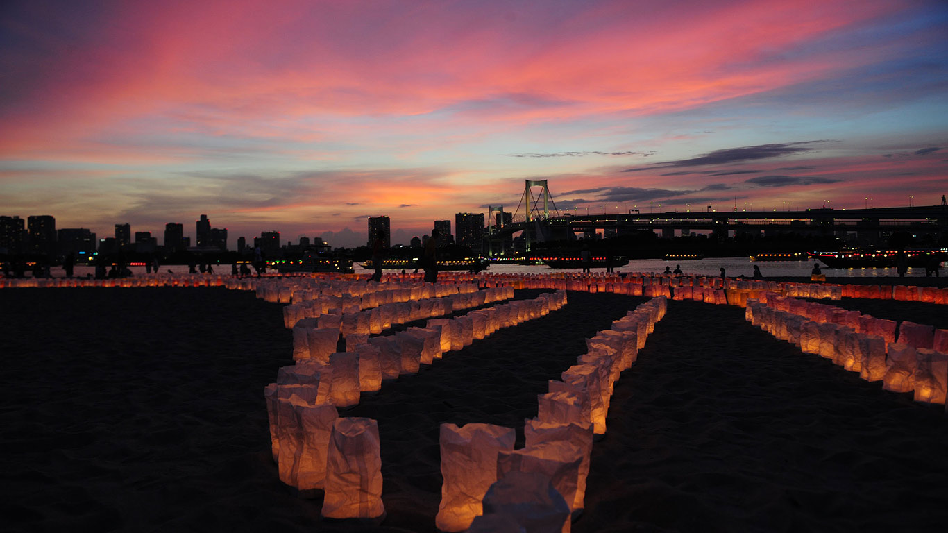 Candles line the beach at Odaiba Marine Park for Marine Day, Tokyo, Japan (© KeystoneUSA-ZUMA/Rex Features)(Bing Canada)