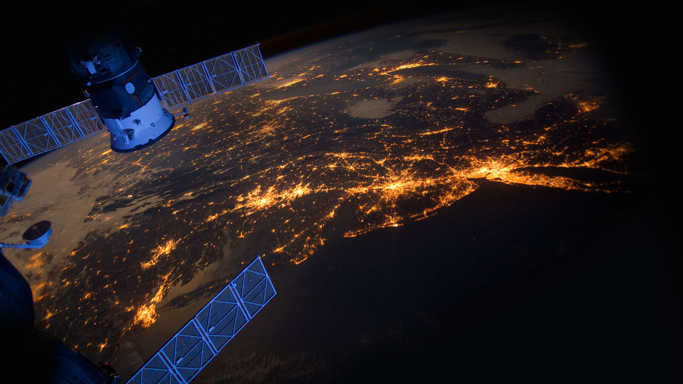 The East Coast of the United States as seen from the International Space Station (© NASA)(Bing Canada)