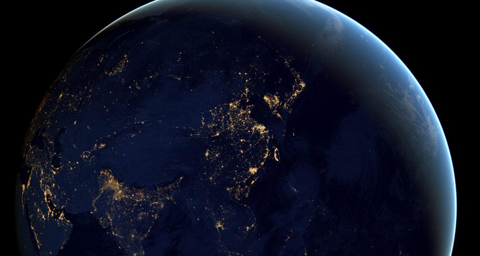Zusammengesetztes Bild der Erde, bei Nacht vom Weltall aus gesehen (© Robert Simmon/NASA)(Bing Deutschland)