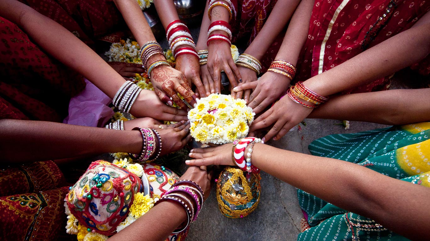 Indische Frauen beim gemeinsamen Gebet (© Subir Basak/Getty Images)(Bing Deutschland)