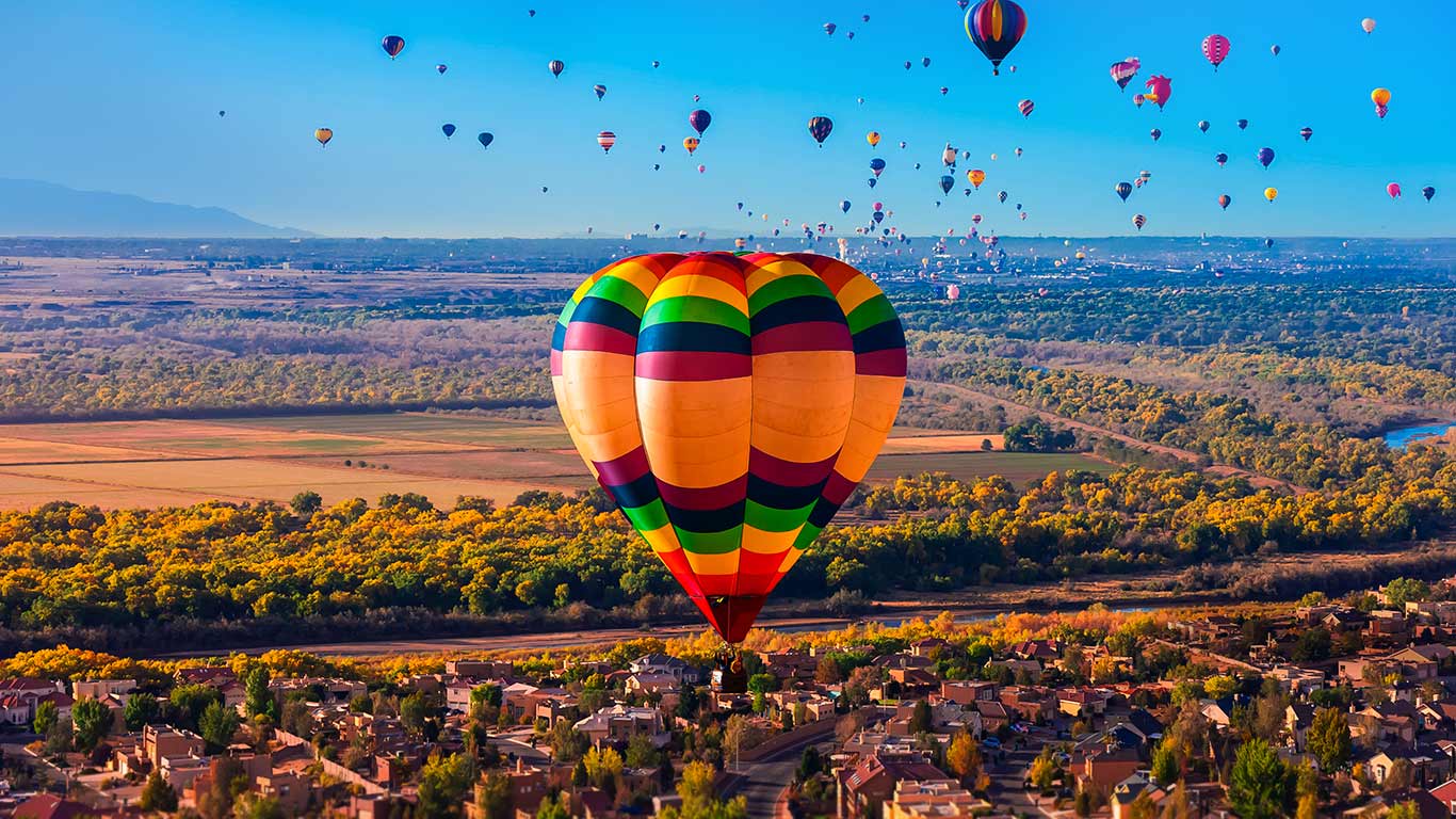 Hot air balloons flying during the Albuquerque International Balloon Fiesta, New Mexico (© Blaine Harrington III/Corbis)(Bing Canada)