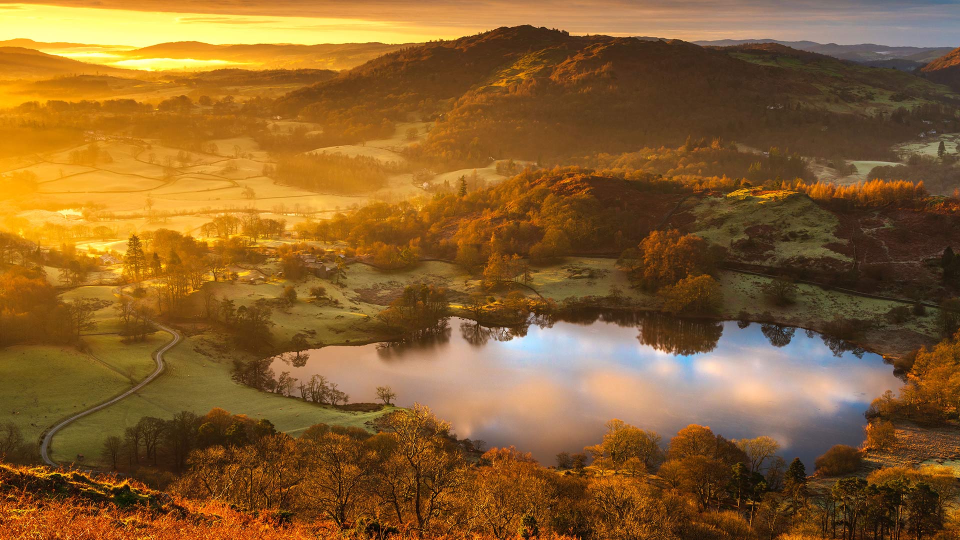 Loughrigg Tarn的日出，英国英格兰湖区安布尔塞德 (© John Finney photography/Getty Images)(Bing China)