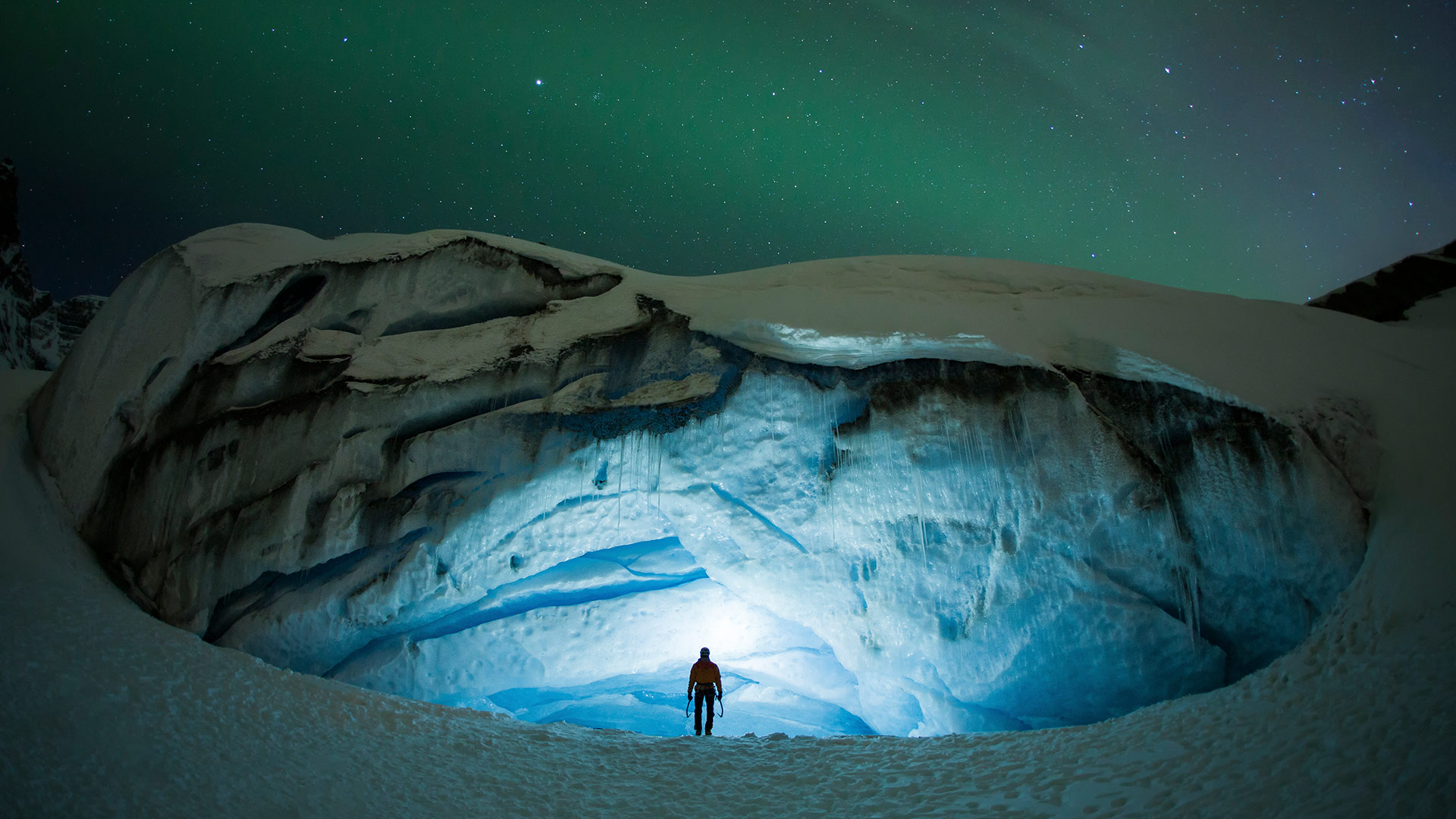 Ice-climbing at the Athabasca Glacier in Jasper National Park, Alberta (© Cavan Images/Offset)(Bing Canada)
