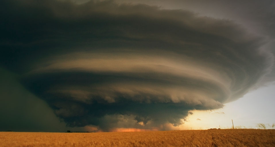 An isolated supercell thunderstorm over south-central Kansas -- Jim Reed/Corbis &copy; (Bing Canada)
