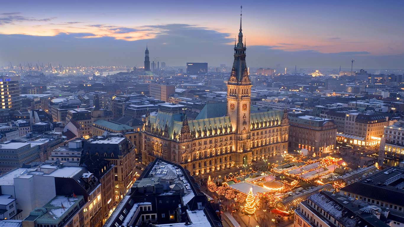 Weihnachtsmarkt auf dem Rathausmarkt, Hamburg, Deutschland (© Robert Smith/Age Fotostock/Getty Images)(Bing Deutschland)