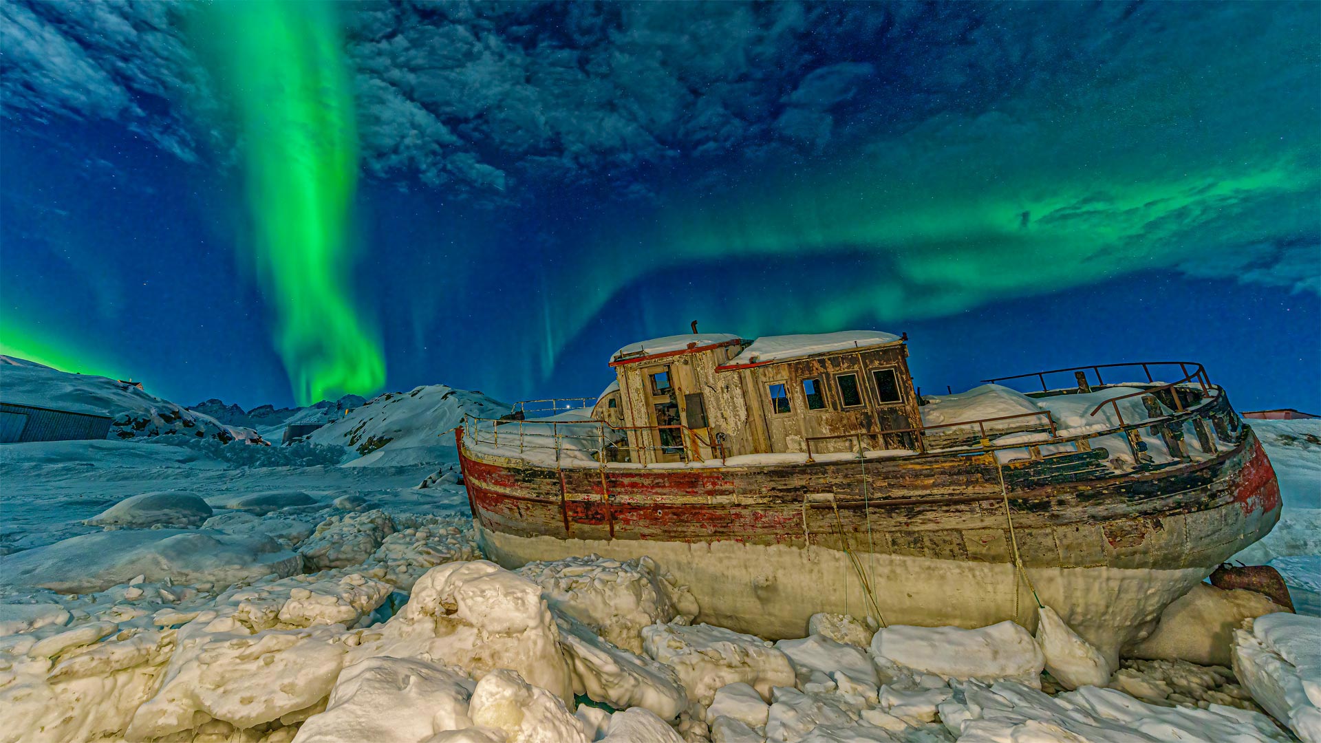 搁浅船只上空的极光，格陵兰岛塔西拉克 (© Shane P. White/Minden Pictures)(Bing China)
