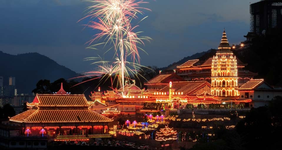 马来西亚槟榔屿极乐寺的焰火 (© Tan Lian Hock/Asia RM/Age footstock) &copy; (Bing China)