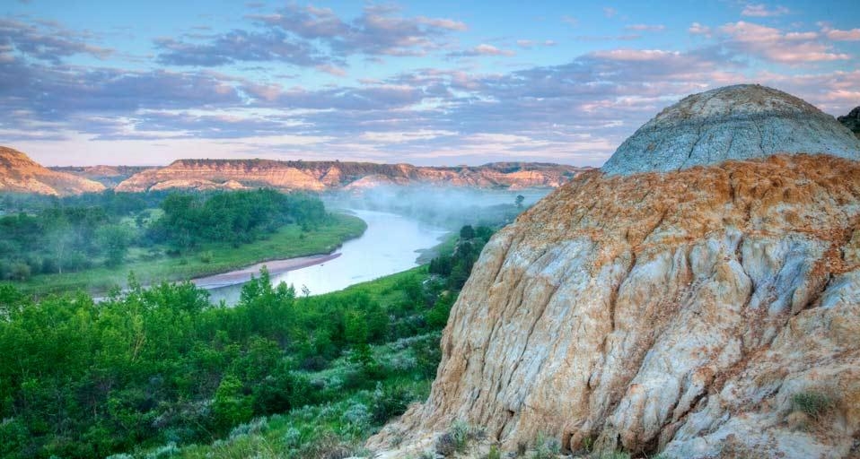 The Little Missouri River at the Little Missouri National Grassland, North Dakota (© Chuck Haney/Danita Delimont) &copy; (Bing Canada)