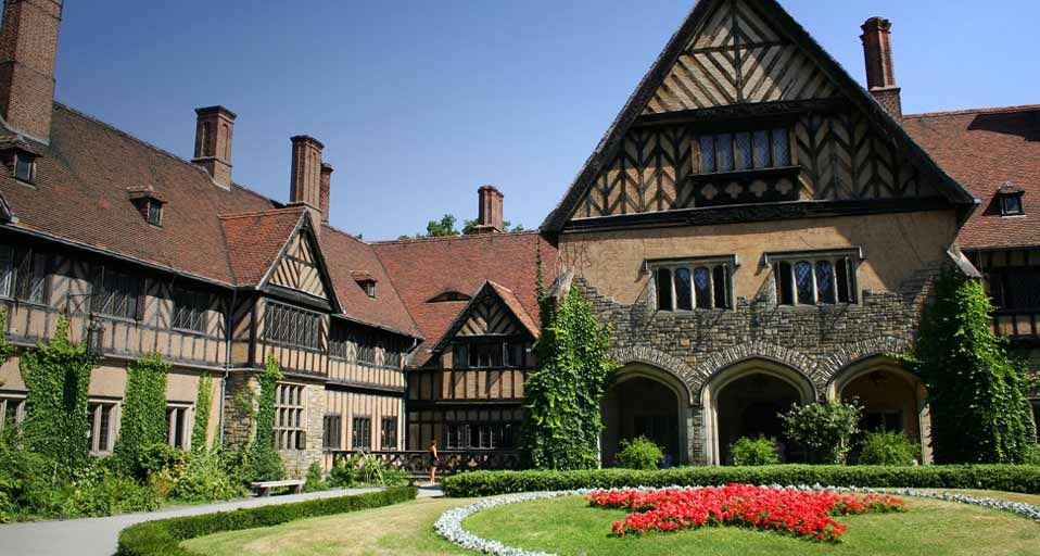 Schloss Cecilienhof, Tagungsort der Potsdamer Konferenz vom 17. Juli bis 2. August 1945 – Helmut Baar/imagebroker.net/Photolibrary &copy; (Bing Germany)