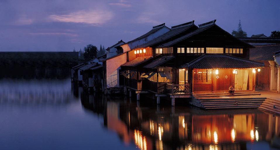 浙江桐乡乌镇财神湾的夜晚 (© TAO IMAGES/AGE Fotostock)(Bing China)