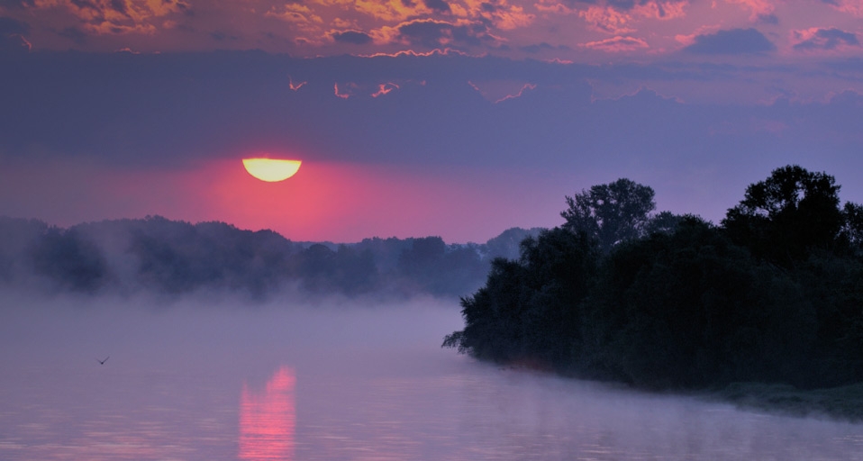 Lever de soleil sur la Loire près de Chaumont-sur-Loire, Loir-et-Cher (© Philippe Body/Corbis) &copy; (Bing France)