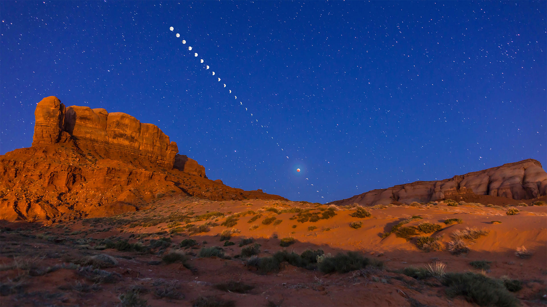 2015年4月4日摄于Tear Drop Arch附近的月全食，犹他州纪念碑谷 (© Alan Dyer/Alamy)(Bing China)