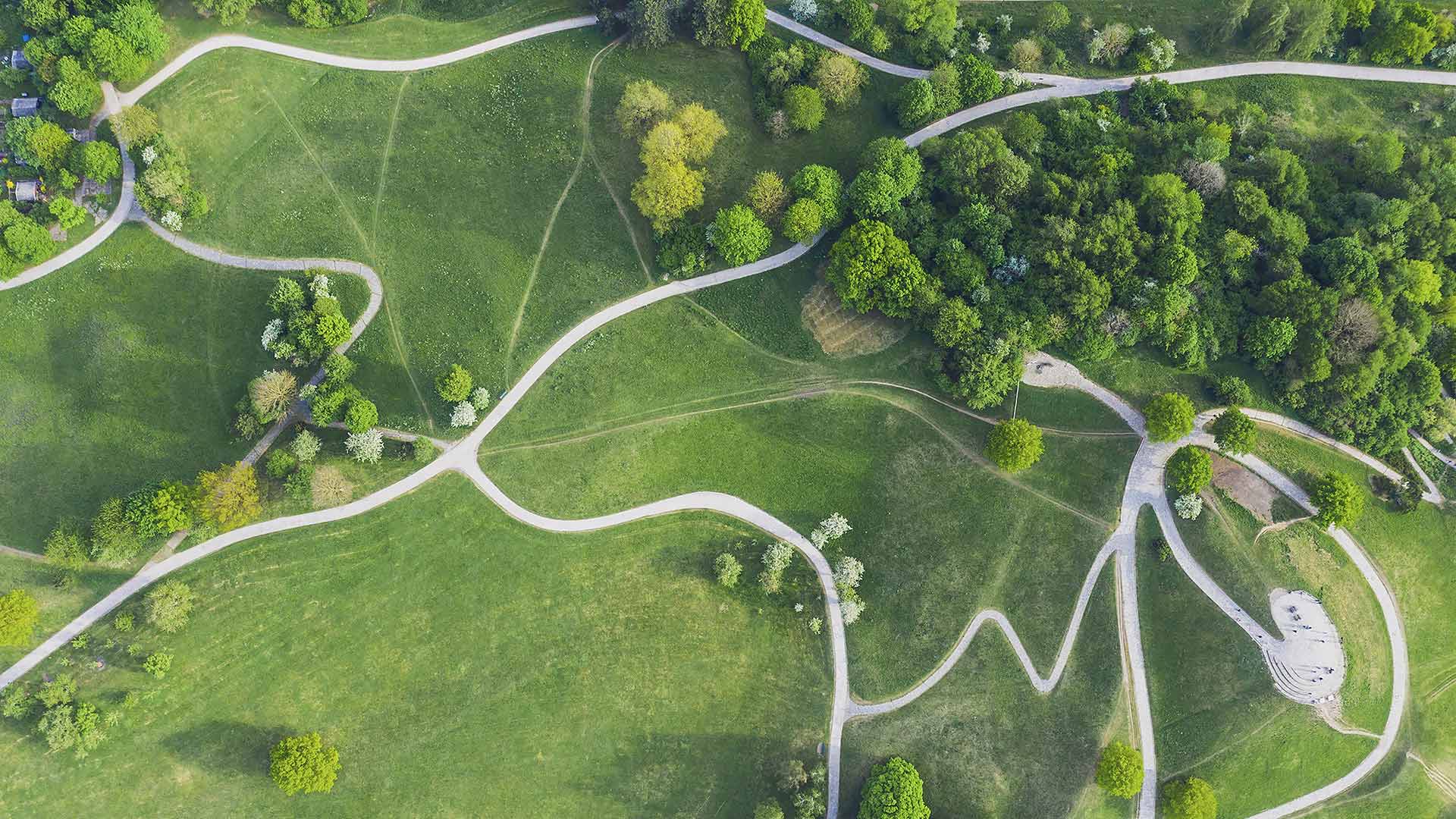 Luftaufnahme des Olympiabergs im Olympiapark in München, Bayern, Deutschland (© Michael Malorny/Westend61/offset by shutterstock)(Bing Deutschland)