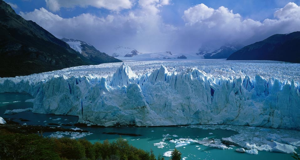 阿根廷的贝利托莫雷诺冰川，今天是小暑 -- SIME/eStock Photo &copy; (Bing China)