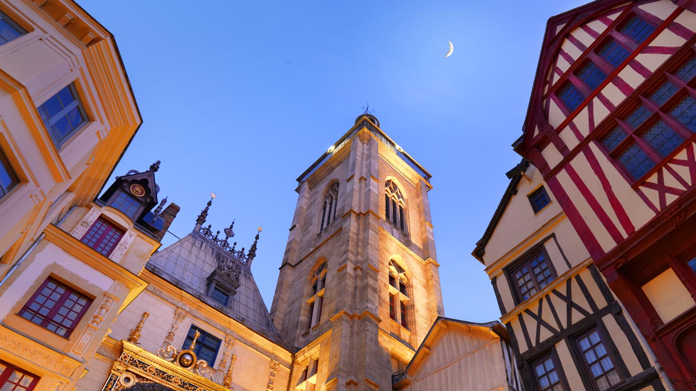 Gros-Horloge et beffroi de Rouen au crépuscule, Seine-Maritime, region Haute-Normandie (© Shaun Egan/Getty Images)(Bing France)